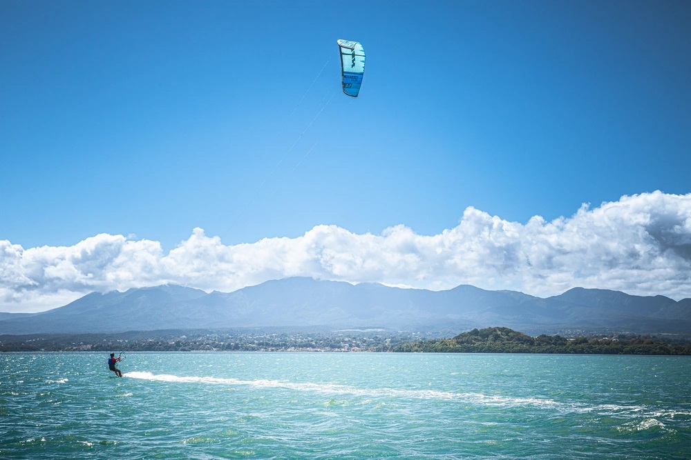 kitesurf en guadeloupe sur lagon devant montagne