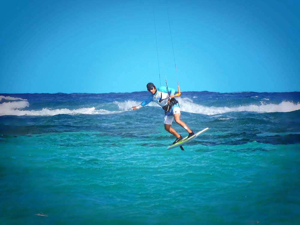 Homme en kitefoil dans lagon de kitesurf guadeloupe
