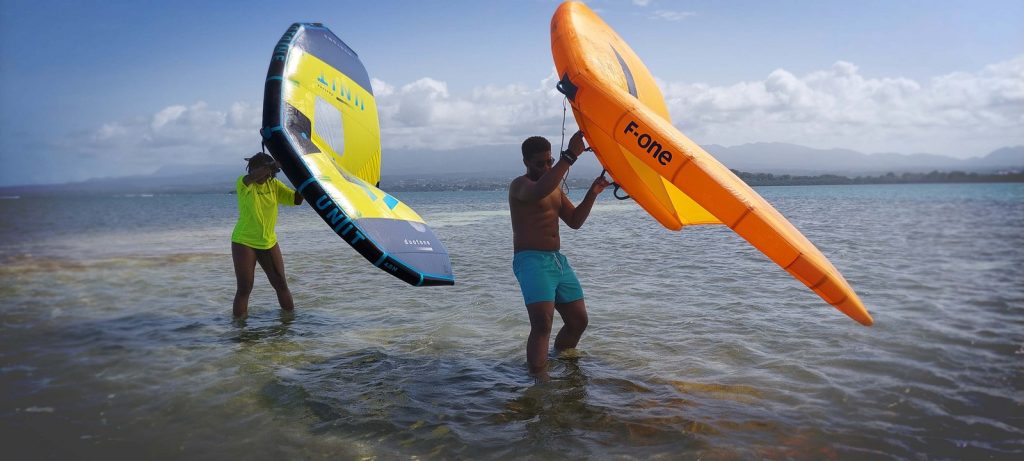 Deux personnes avec aile de wingfoil en guadeloupe