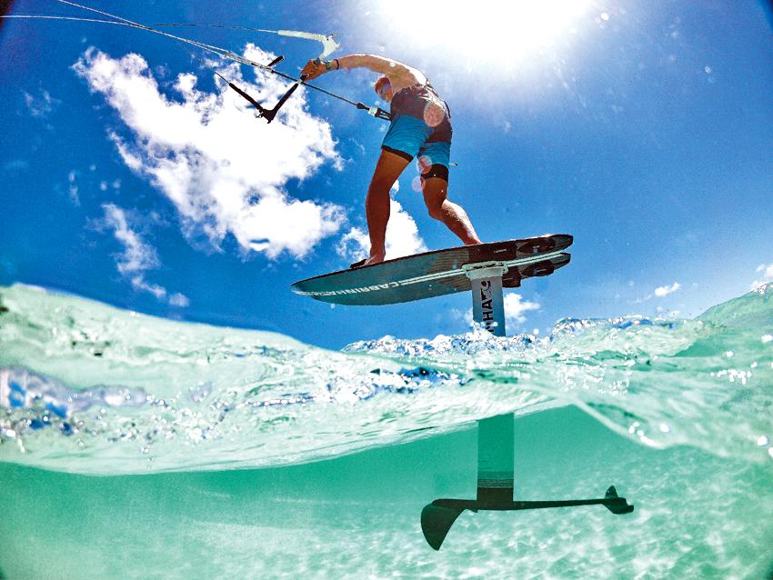 Homme sur kitefoil en guadeloupe