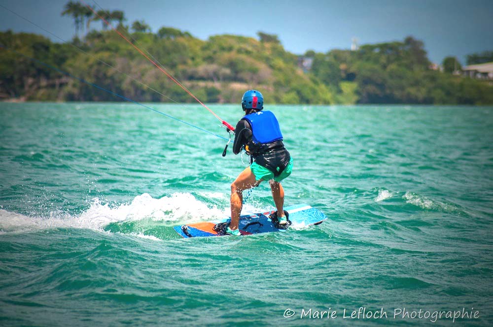femme en stage de kitesurf en Guadeloupe