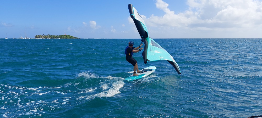 Homme en location de wingfoil