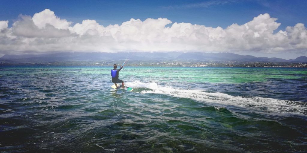 Spot de wingfoil kitefoil et kitesurf du petit cul de sac en Guadeloupe avec kitesurfeur en action