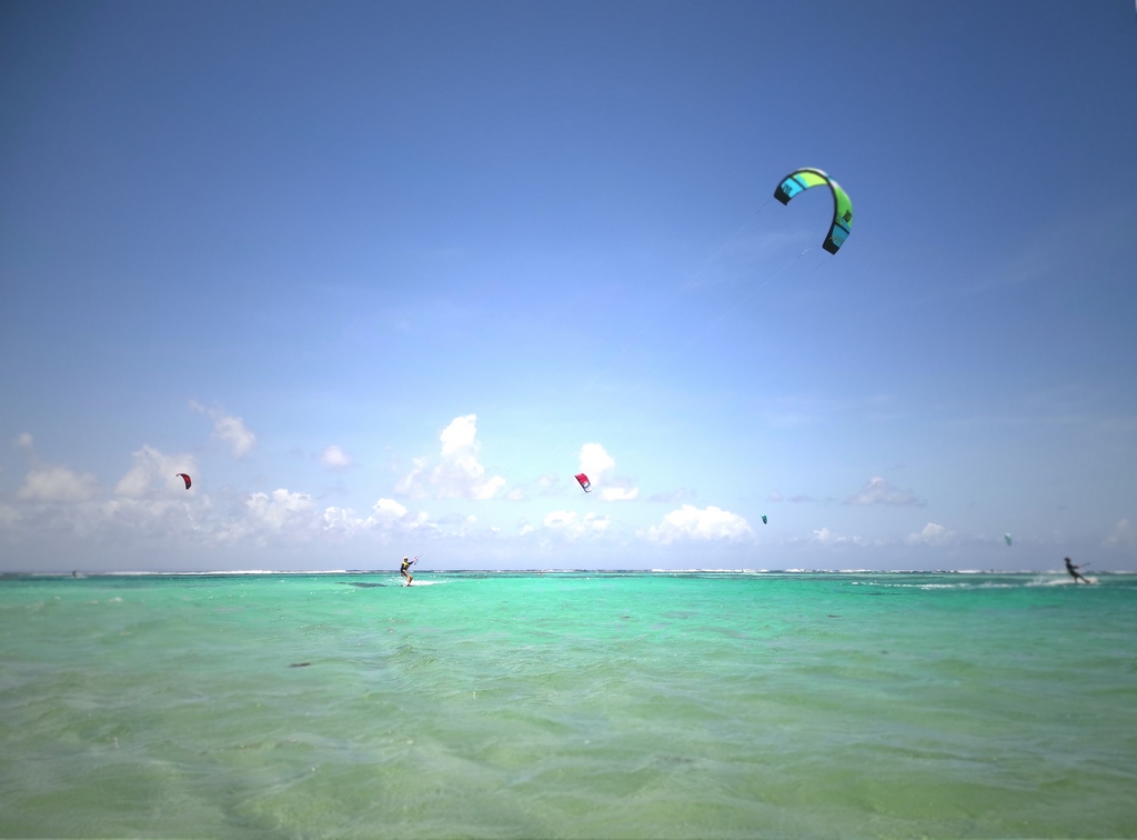 Kitesurf sur lagon turquoise de Guadeloupe